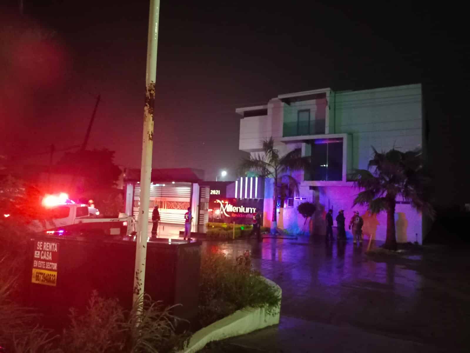 Paramédicos de Cruz Roja suplen a bomberos y controlan dos incendios durante las lluvias, en Culiacán