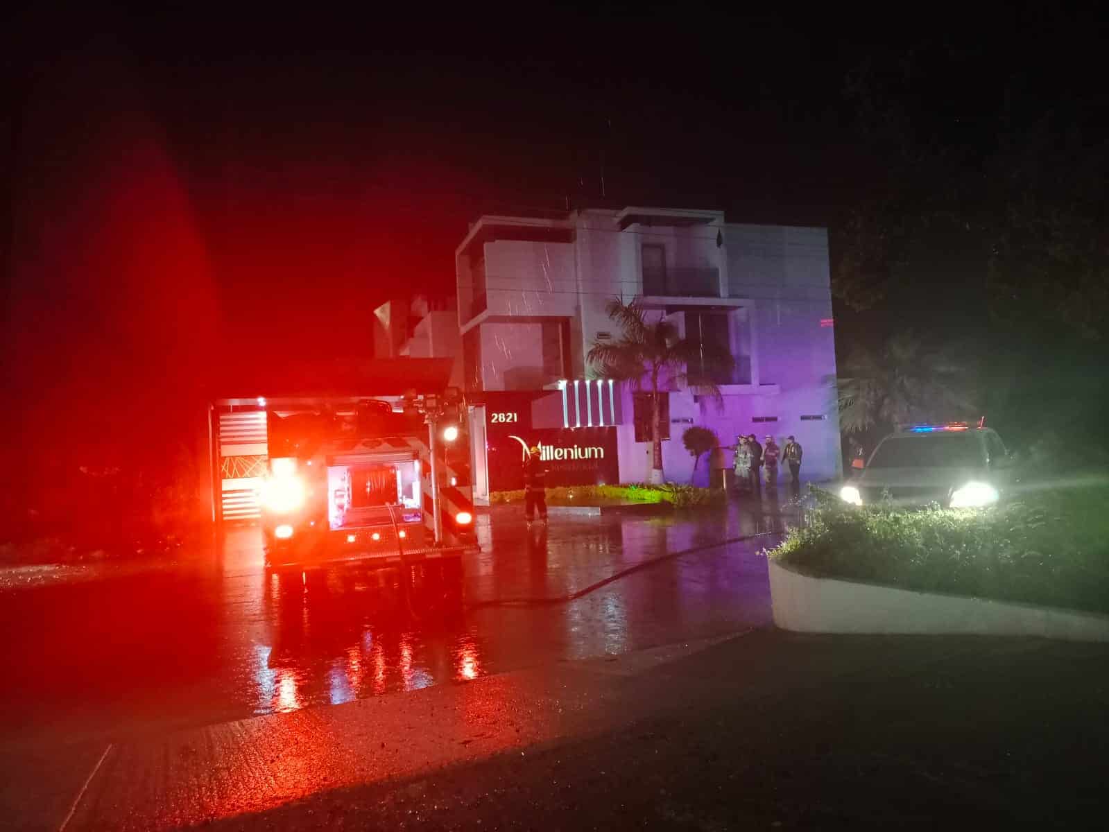 Paramédicos de Cruz Roja suplen a bomberos y controlan dos incendios durante las lluvias, en Culiacán