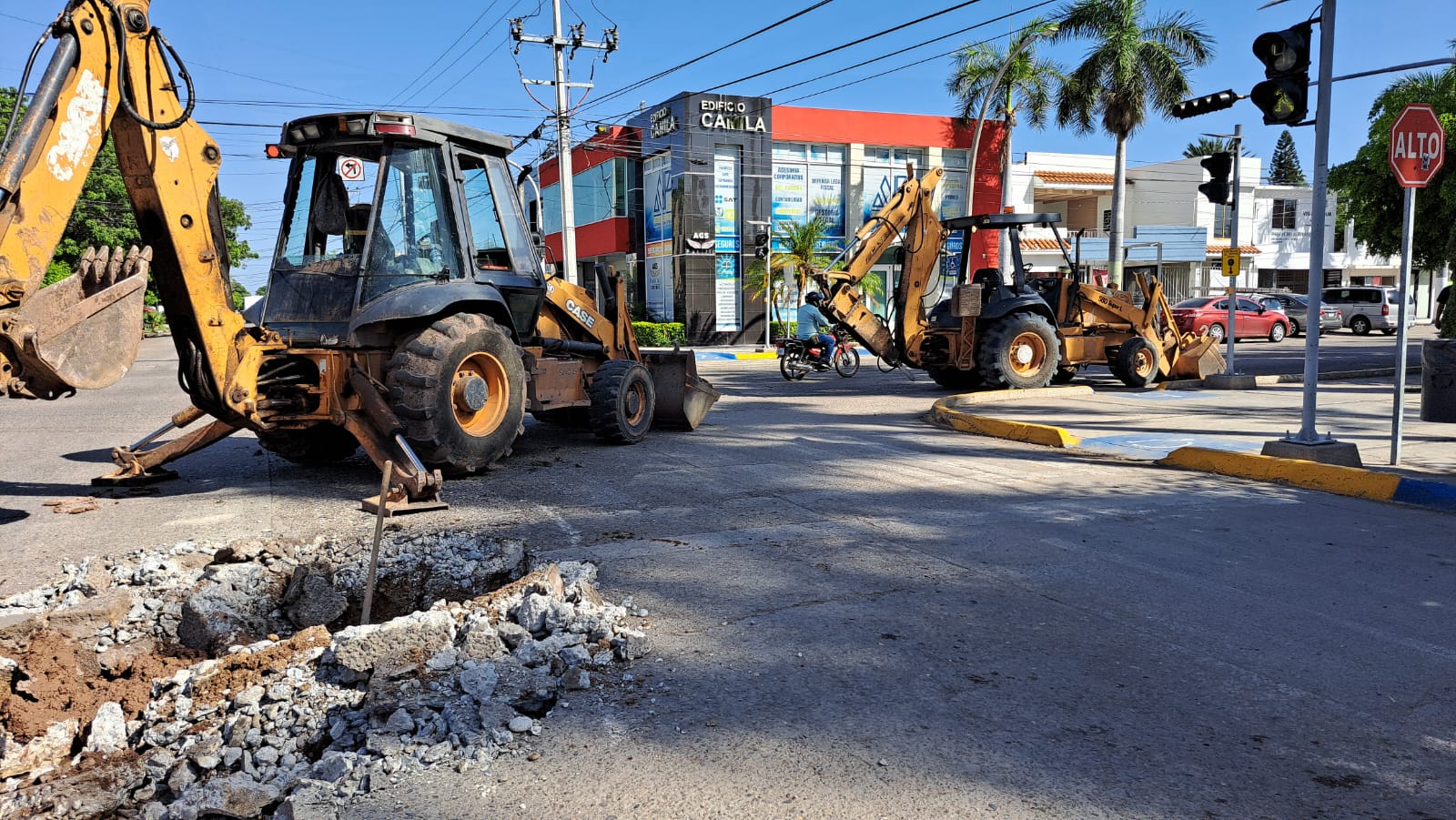 Por socavón, cierran por tres días la calle Cuauhtémoc frente al Palacio Municipal en Ahome