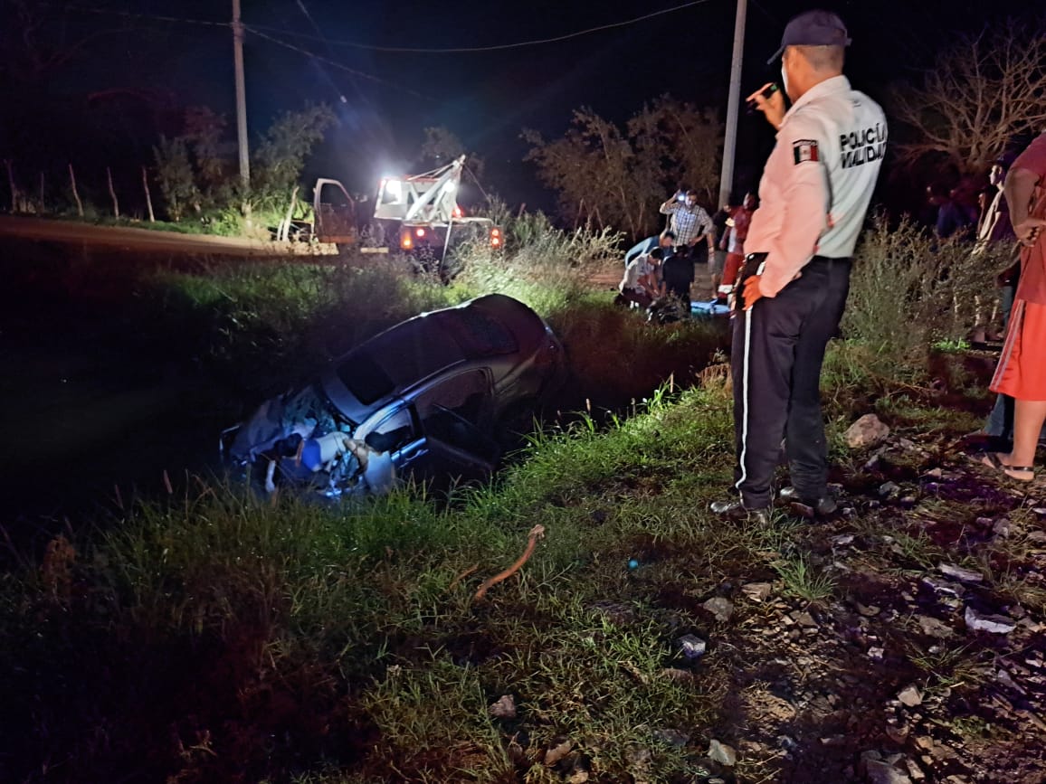 Tránsito apuntando con linterna a un canal donde hay un automóvil