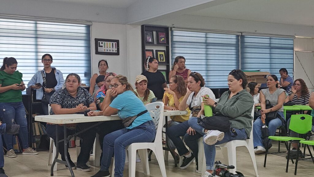 Toman la primaria Luis Donaldo Colosio en Mazatlán: piden que no les cambien al actual director