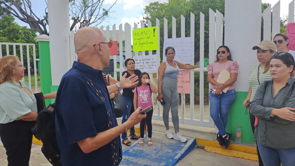 Toman la primaria Luis Donaldo Colosio en Mazatlán: piden que no les cambien al actual director