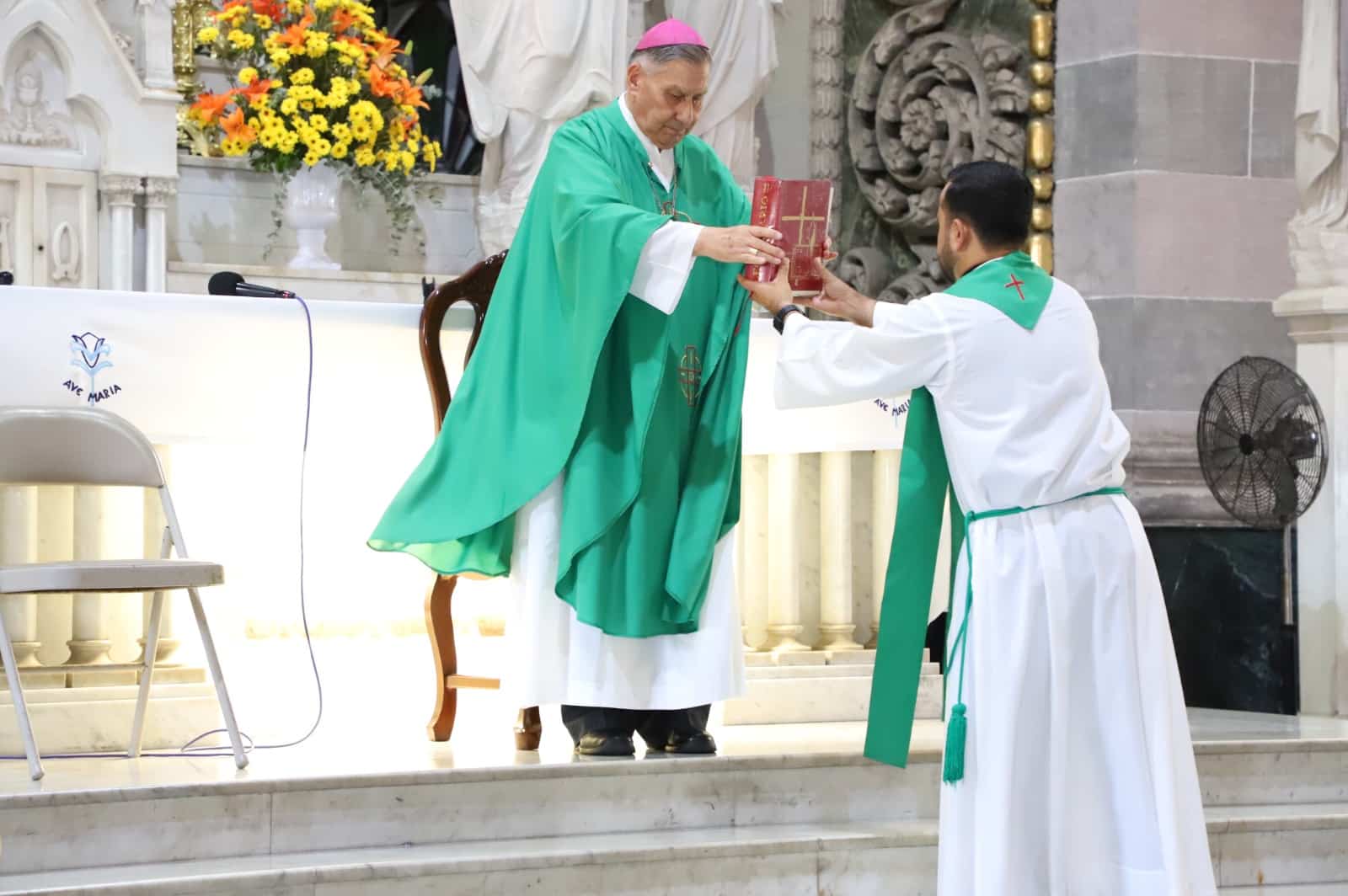 Sacerdote y monaguillo