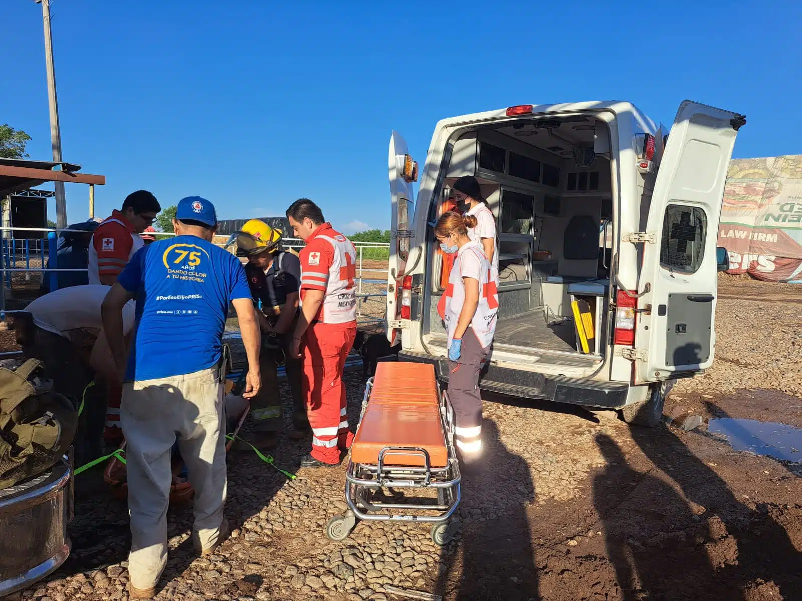 Paramédicos de Cruz Roja atendiendo un lesionado
