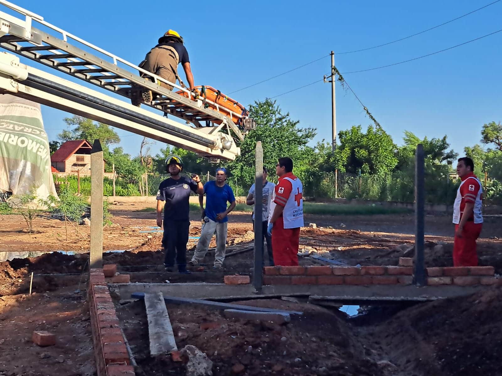 Rescate de Cruz Roja y socorristas con escalera y camilla