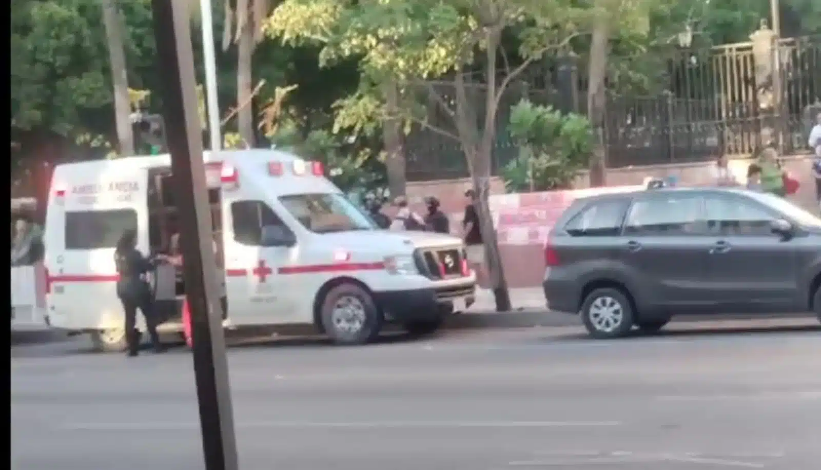 Ambulancia de Cruz Roja estacionada