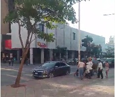 Automóvil y gente