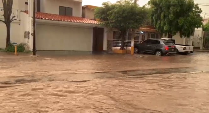 Agua inundando la calle