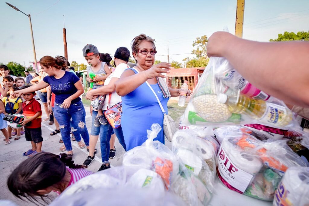 Estufas, lavadoras y refrigeradores reciben familias de Camacho y El Recreo con el "Peso a peso"