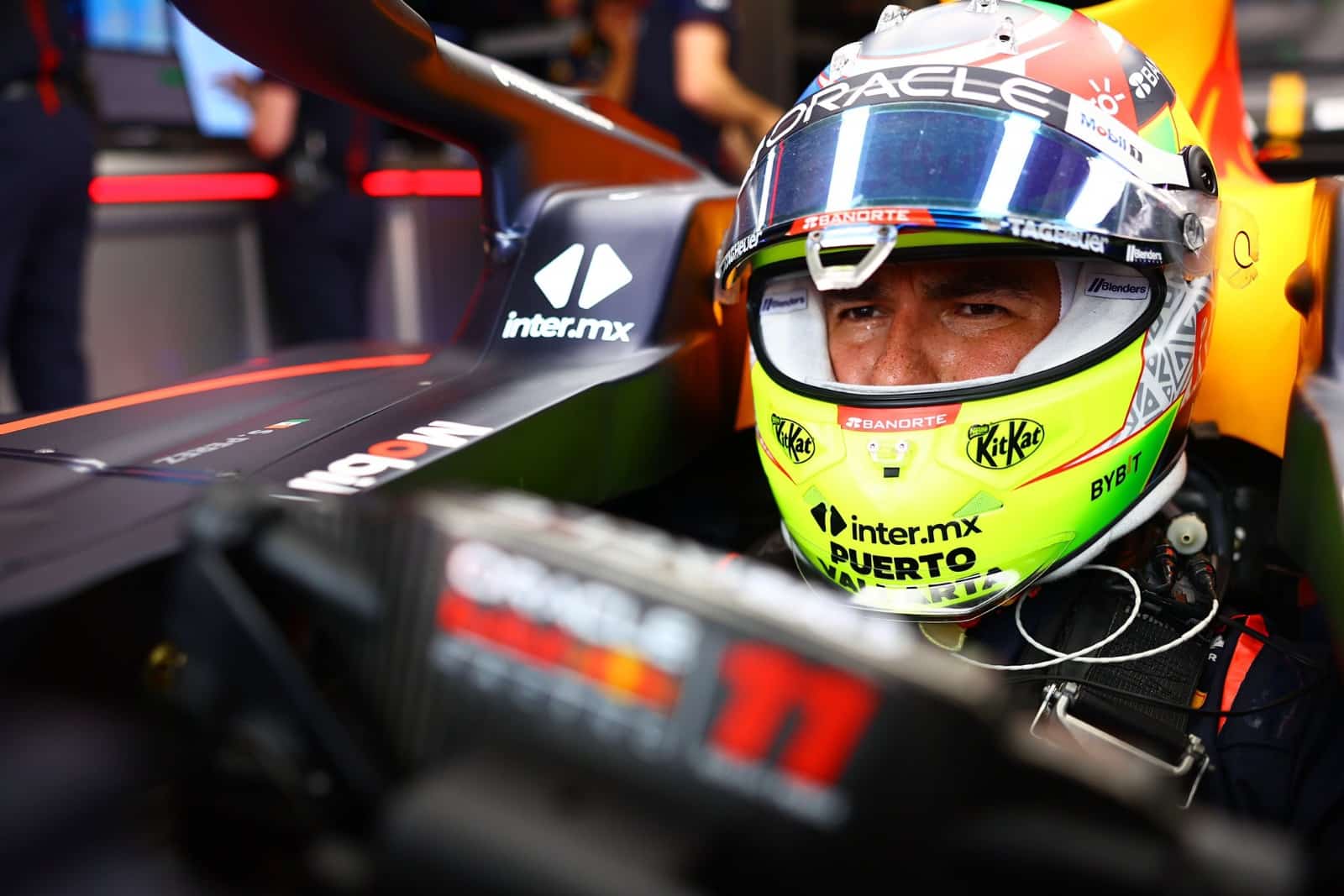 Sergio Pérez a bordo de su RB19