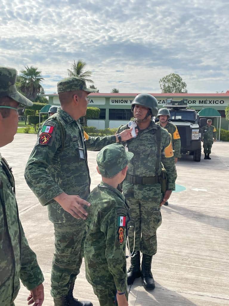 De grande me gustaría ser soldado, es muy bonito: Jonathan, niño enlistado por un día.