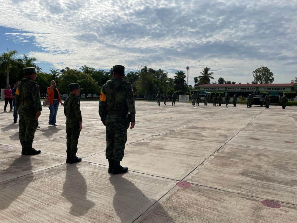 De grande me gustaría ser soldado, es muy bonito: Jonathan, niño enlistado por un día.