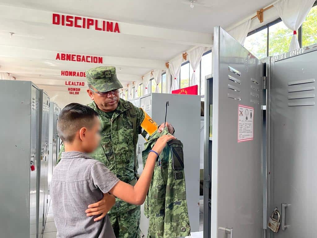 De grande me gustaría ser soldado, es muy bonito: Jonathan, niño enlistado por un día.