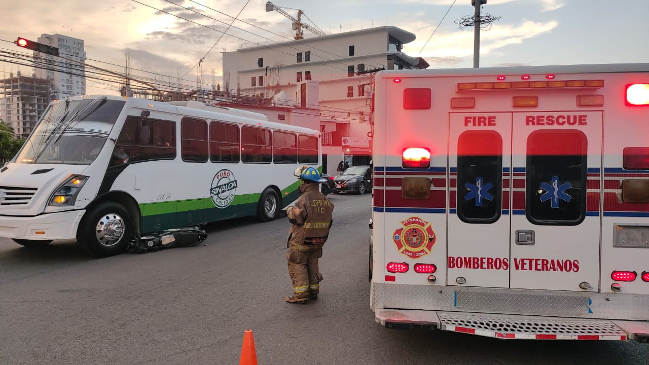 Brandon tiene una segunda oportunidad: choca contra camión urbano y sale ileso, en Mazatlán