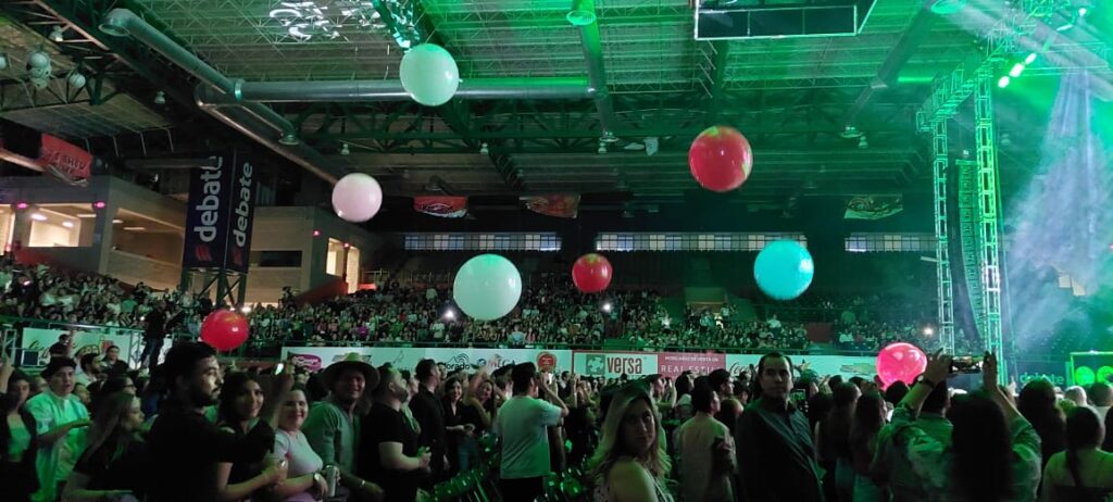 Las pelotas de colores se hicieron presentes en el concierto