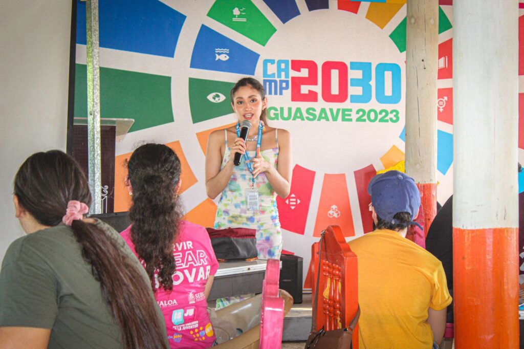 Marielos Blancarte directora de Turismo y jóvenes promotores de la Agenda 2030