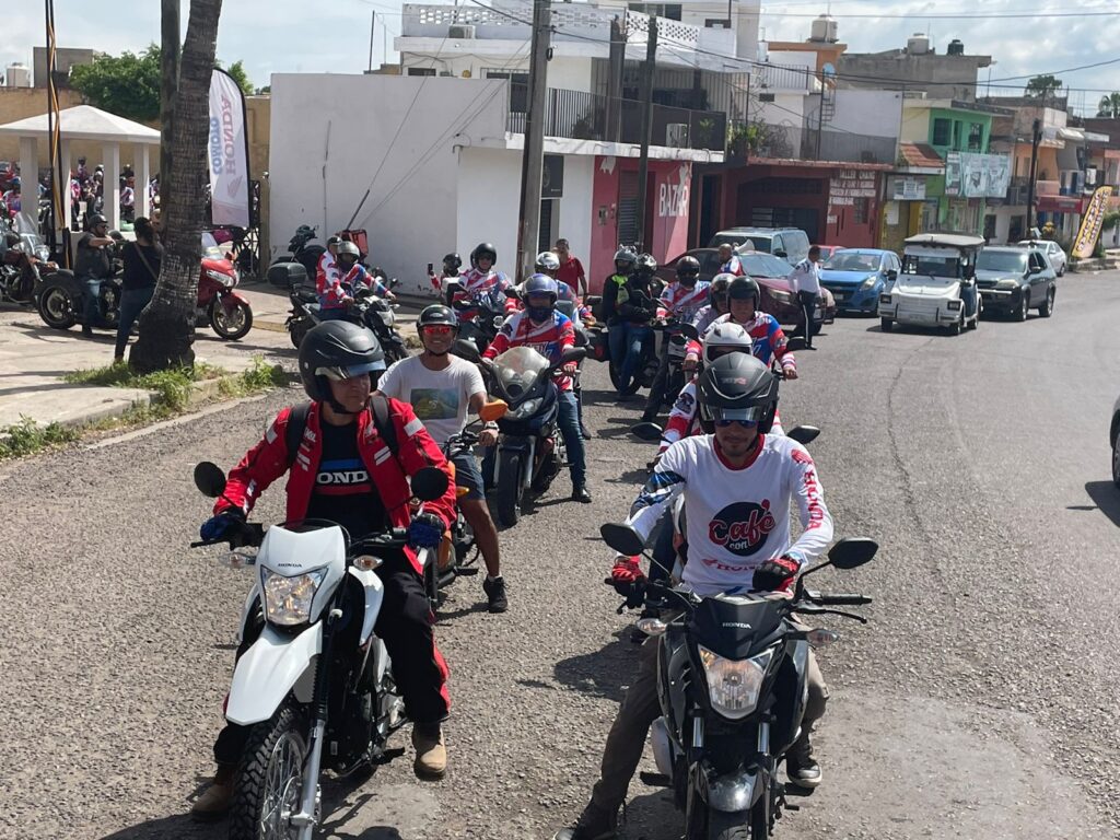 La caravana de motociclistas en la rodada