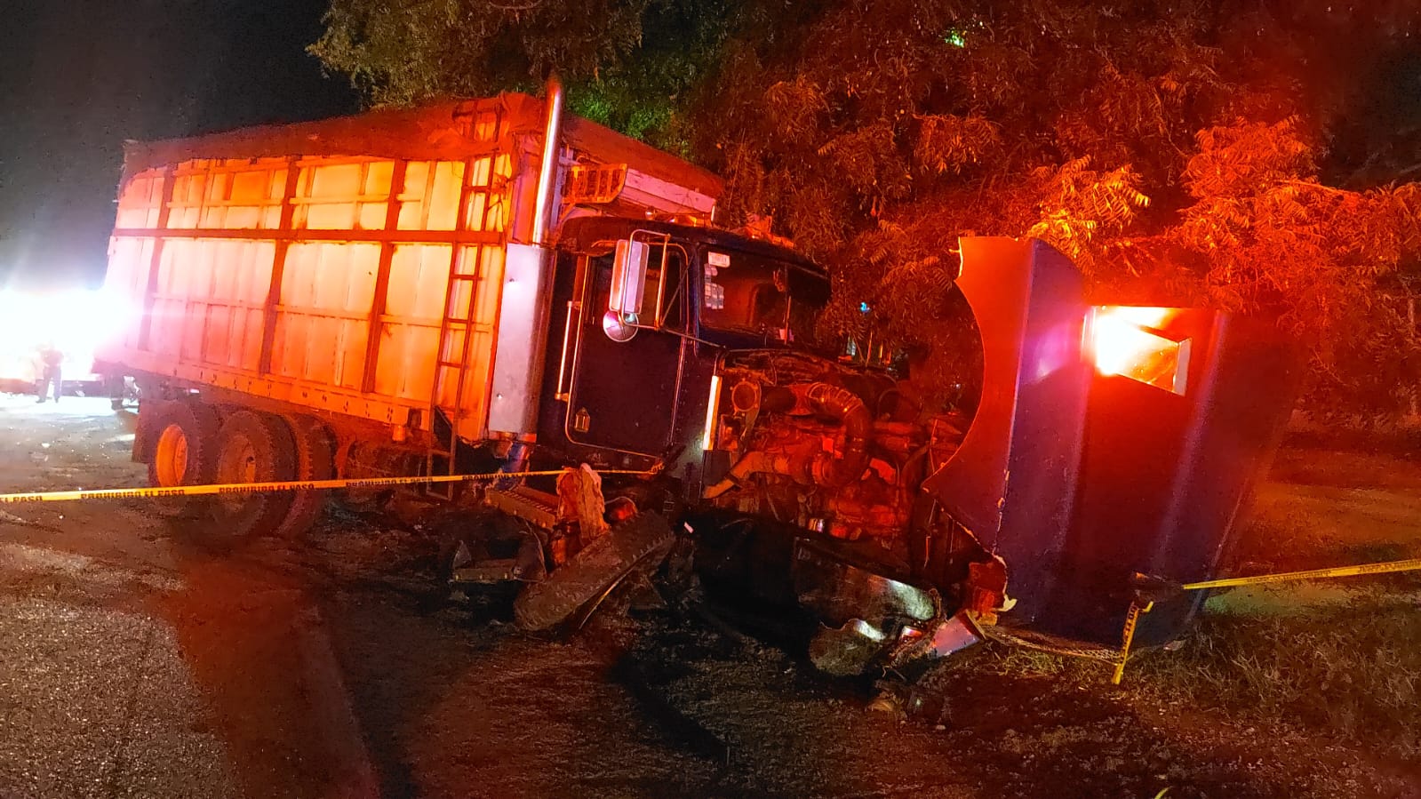 La pesada unidad quedó destrozada tras el impacto