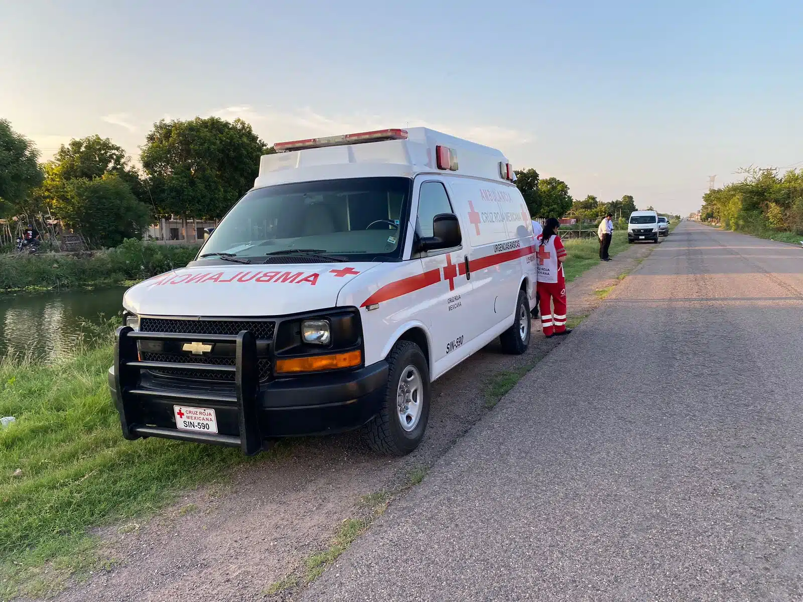 Ambulancia de Cruz Roja junto a un canal