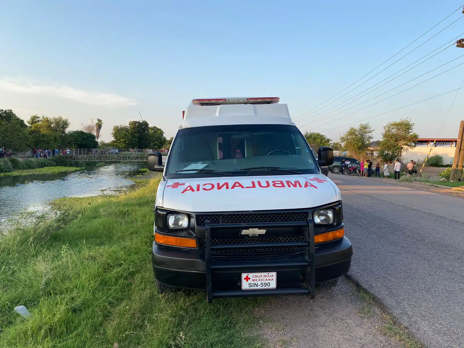 Ambulancia de Cruz Roja junto a un canal