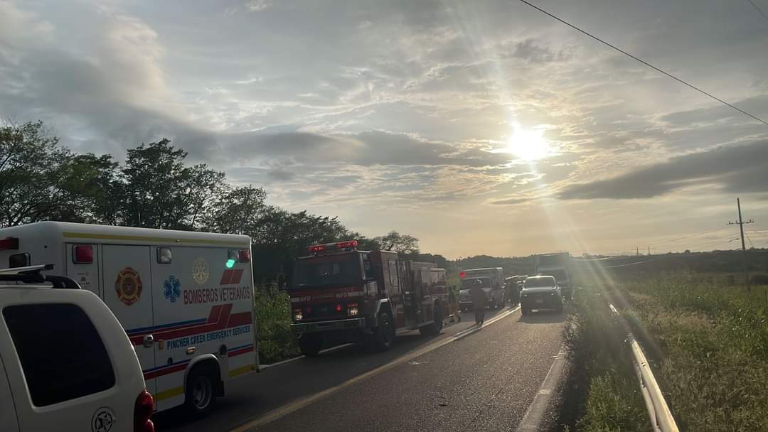 Carretera y ambulancia al atardecer