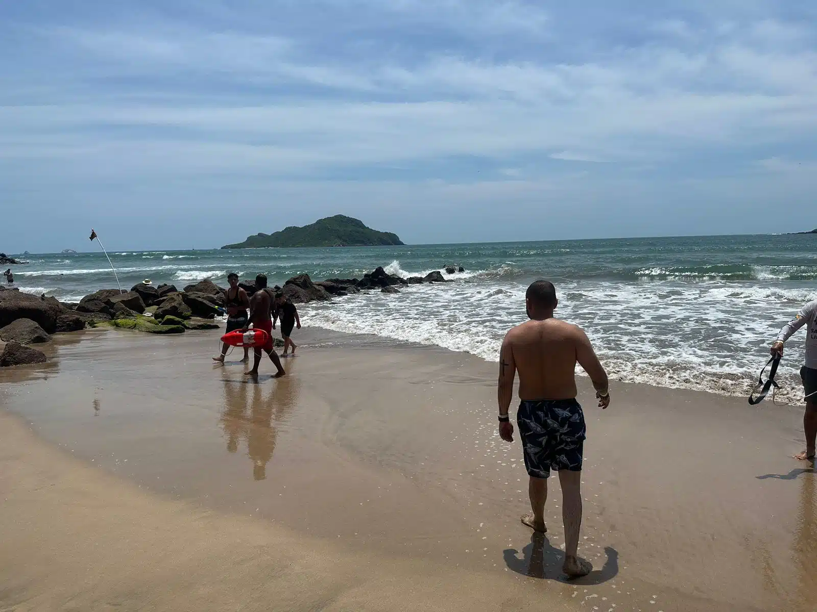Bañistas rescatados en playa de Mazatlán