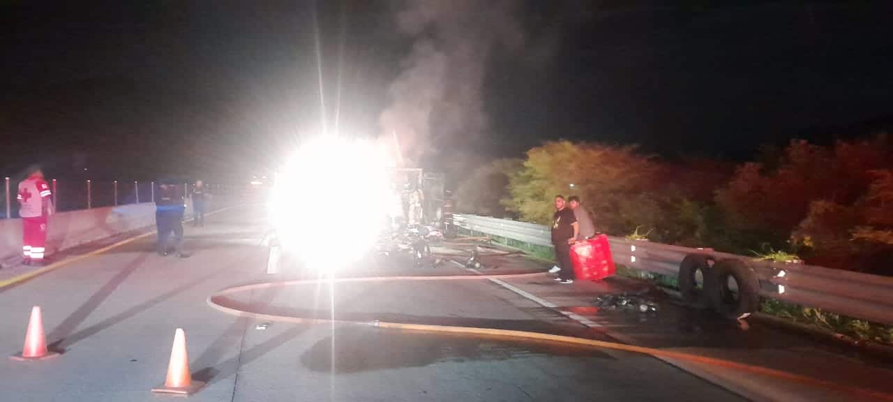 Arde remolque con carga por el libramiento Mazatlán y moviliza a bomberos de la ciudad