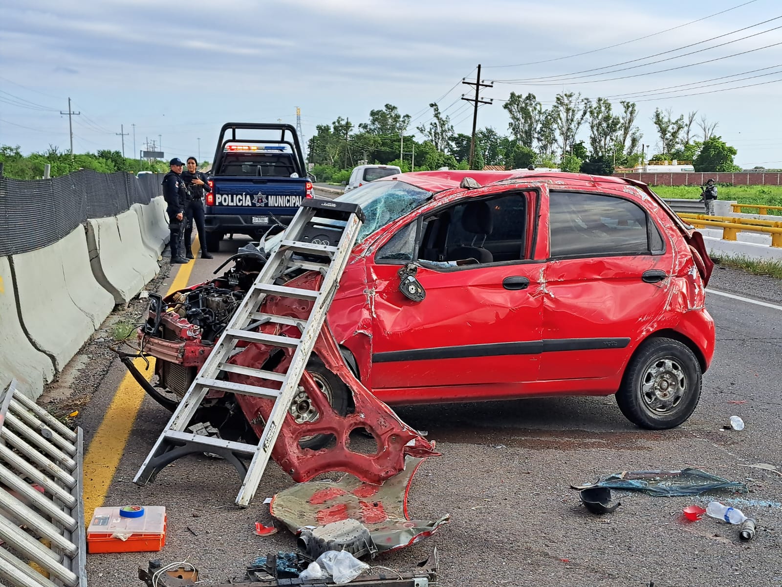 Auto rojo chocado