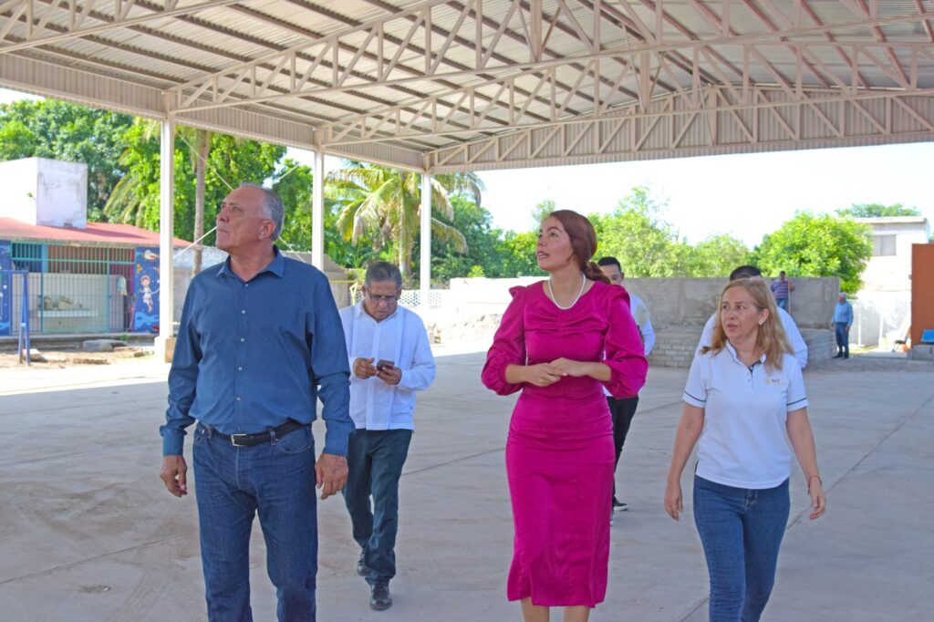 El alcalde Gildardo Leyva Ortega acudió a la escuela primaria Club Activo 20-30 para oficializar el inicio del ciclo escolar 2023-2024 en el municipio de El Fuerte.