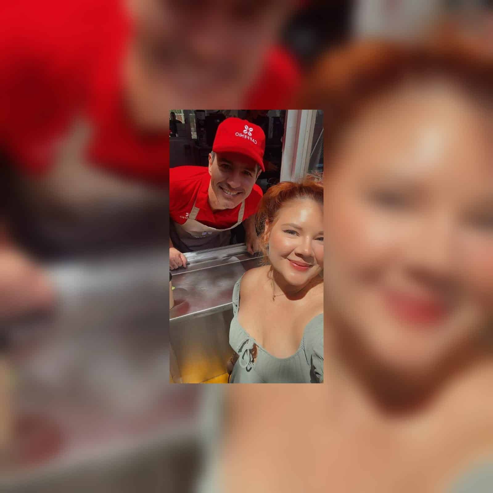 La joven tomándose la foto con Mauricio Ochmann