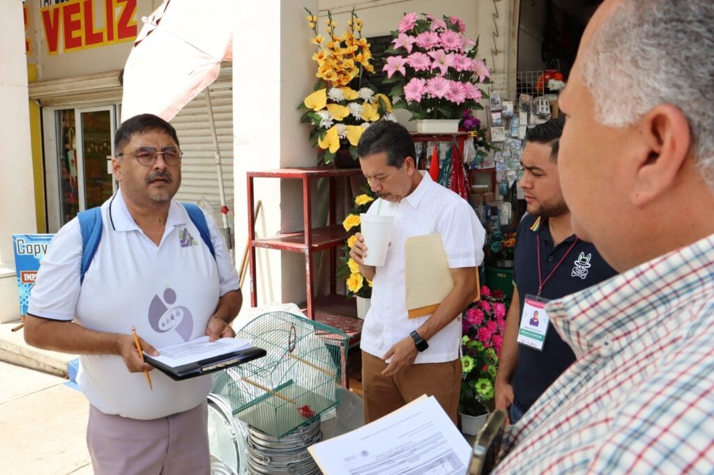 alcalde Rolando Mercado Araujo y Eduardo Chávez en el mercado municipal de Sinaloa de Leyva