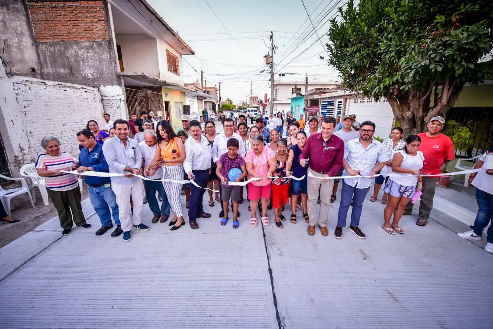 Alcalde, funcionarios y vecinos de la colonia Pancho Villa inaugurando la calle pavimentada