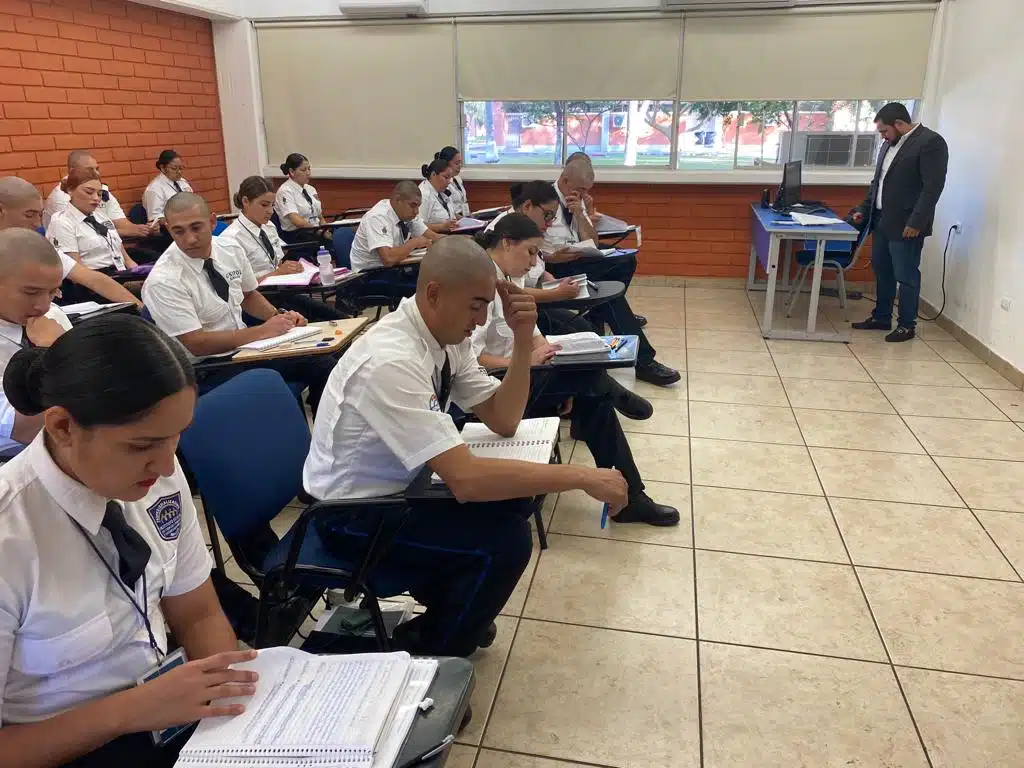 Estudiantes de Unipol durante sus clases en el aula