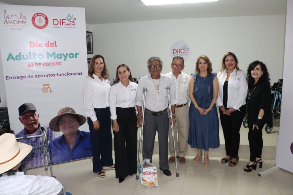 Directivos de DIF Ahome junto a adultos mayores que fueron beneficiados este Día del Abuelo