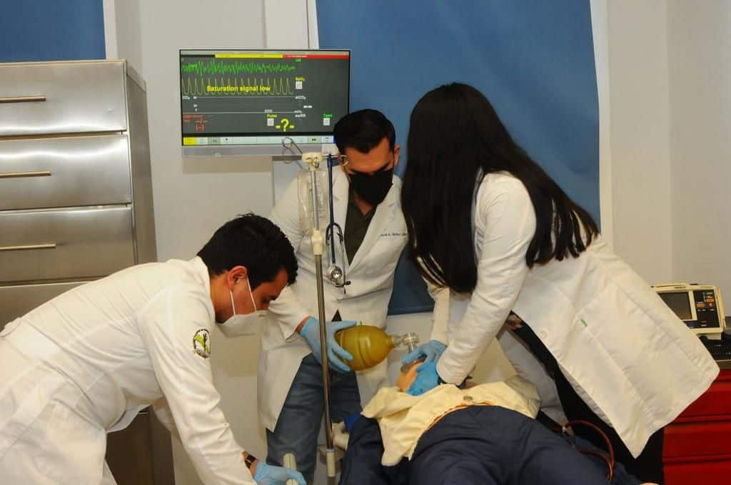 Alumnos de la Licenciatura en Médico General de la Facultad de Medicina