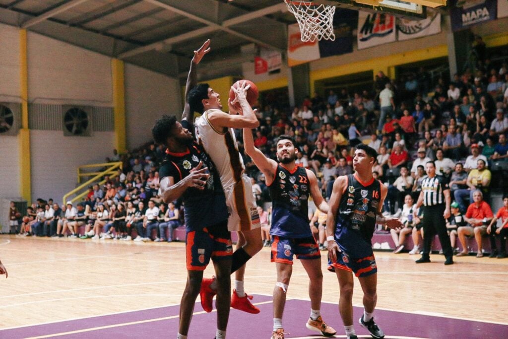 Partido de baloncesto entre Frayles de Guasave y Lobos de Ensenada