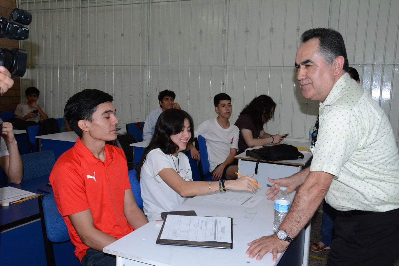 Rector Jesús Madueña junto a alumnos de nuevo ingreso de la UAS