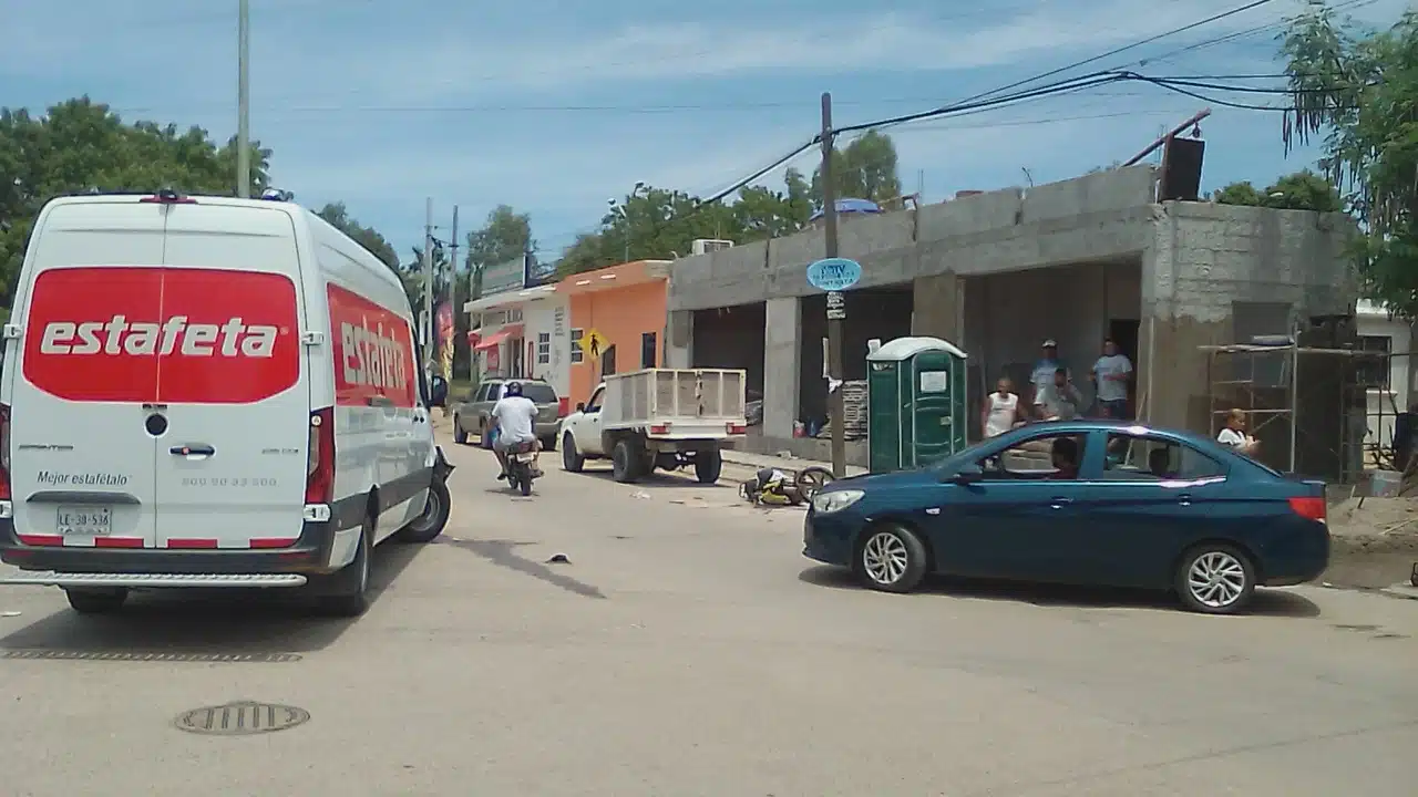 MOTOCICLISTA ES EMBESTIDO POR CAMIONETA DE PAQUETERIA EN MAZATLÁN.