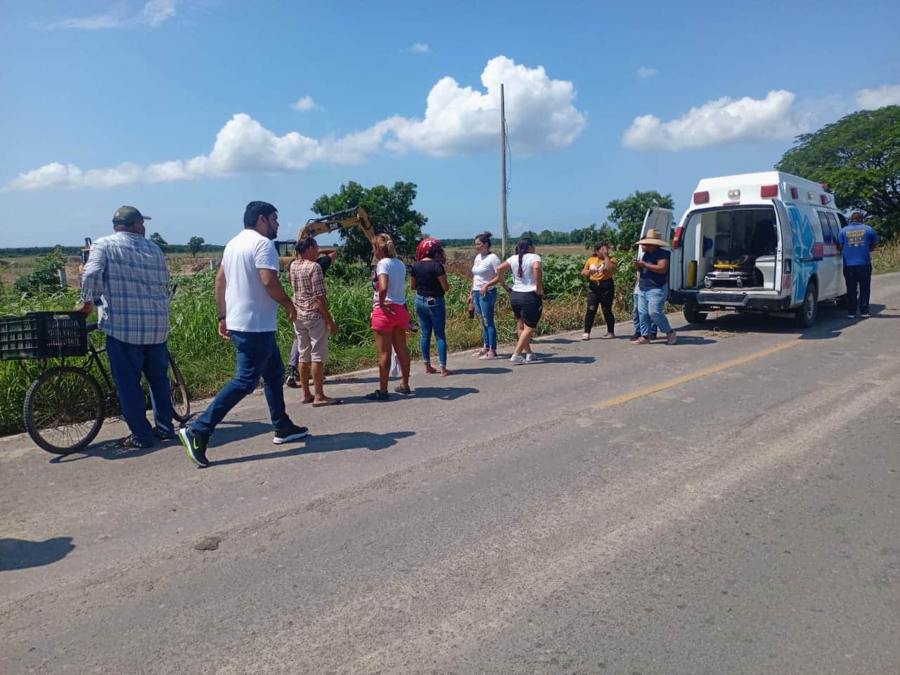 Auto arrolla a ciclista por la Villa Unión-El Walamo, en Mazatlán
