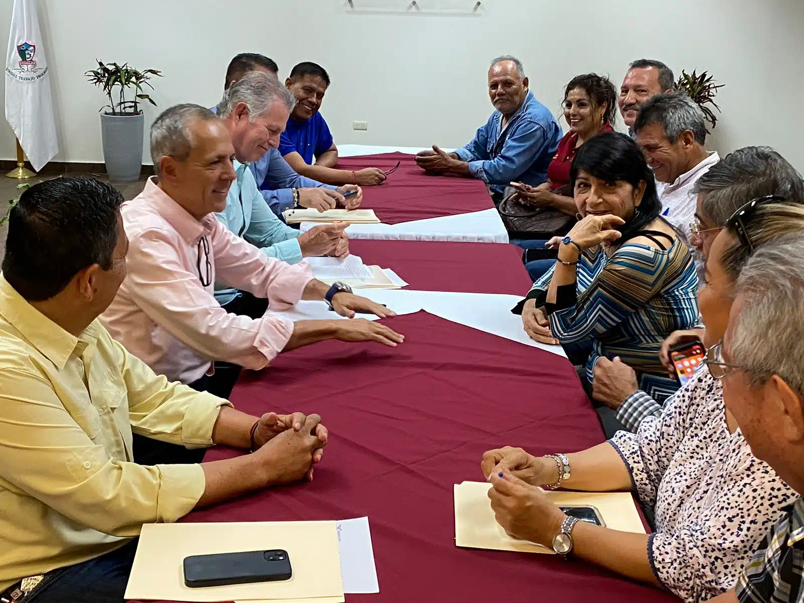 Alcalde de Ahome junto a grupo de precaristas en reunión