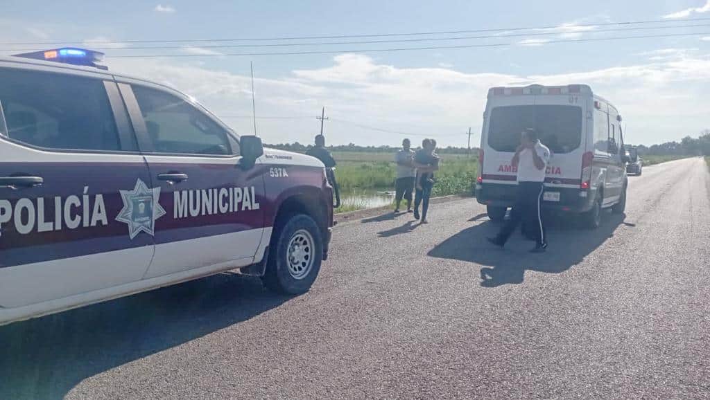 CAMIONETA DE LA POLICÍA MUNICIPAL Y AMBULANCIA