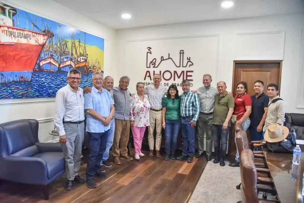 Precaristas son atendidos por alcalde de Ahome, en mesa de dialogo en el palacio municipal.