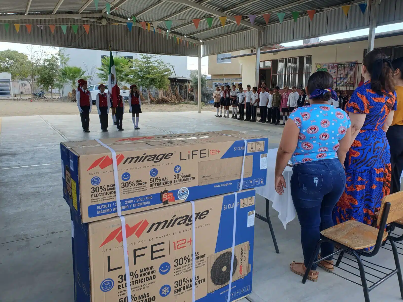 Aires acondicionados en homenaje de escuela primaria