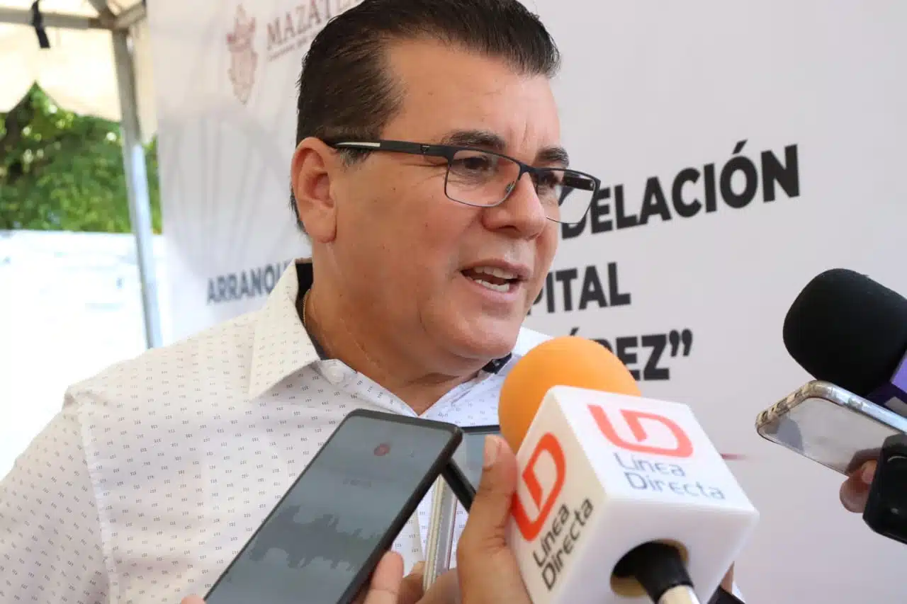 Édgar González Zataráin con medios de prensa