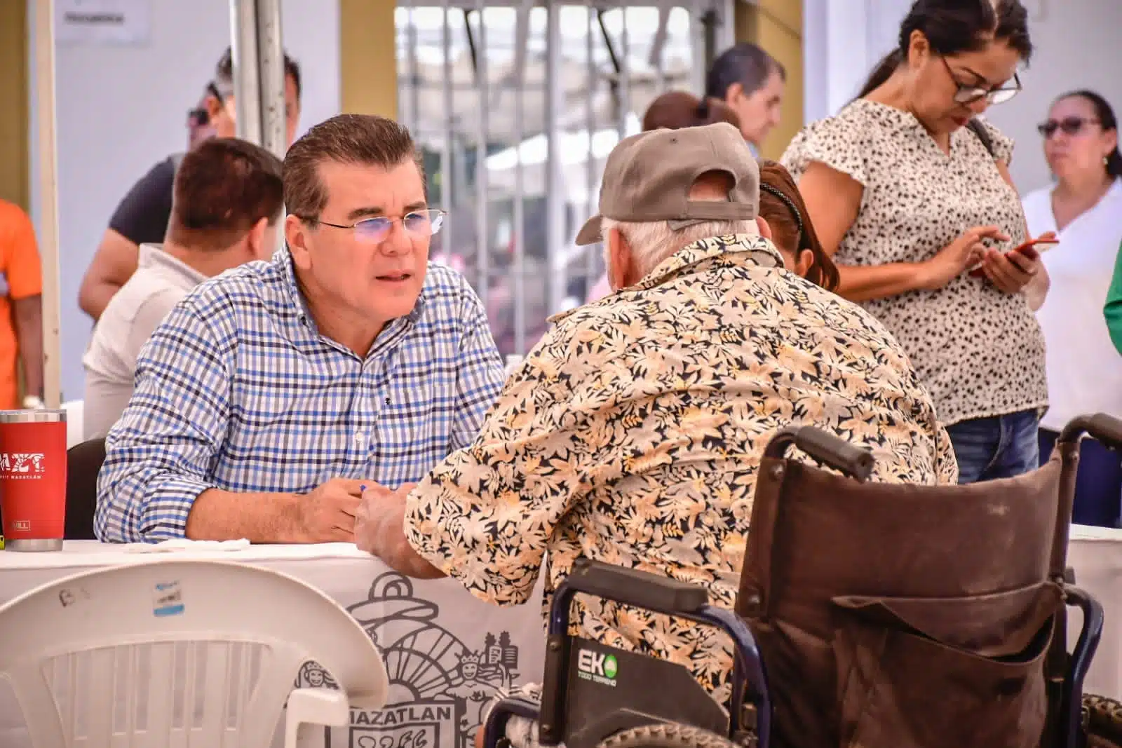 alcalde Édgar González Zataráin, atendiendo a persona adulta en Mazatlán.