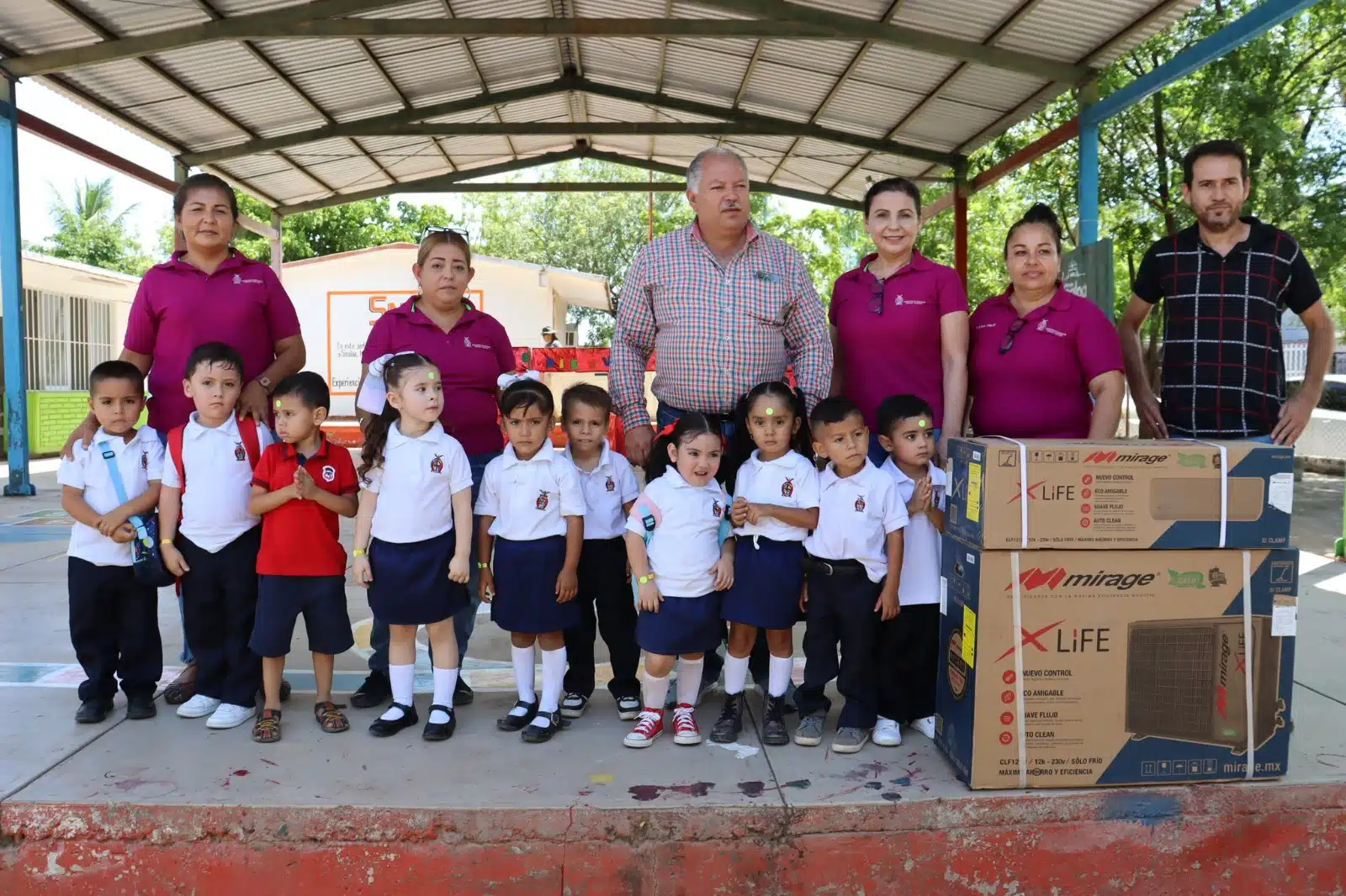 ALCALDE Rolando Mercado, PROFESORES Y NIÑOS jardín de niños Coronel Maximiano Gámez ubicado en Sinaloa de Leyva.