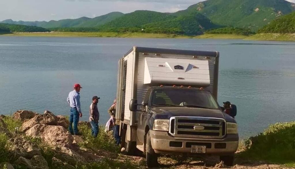 Camión en presa Guillermo Blake Aguilar “El Sabinal”