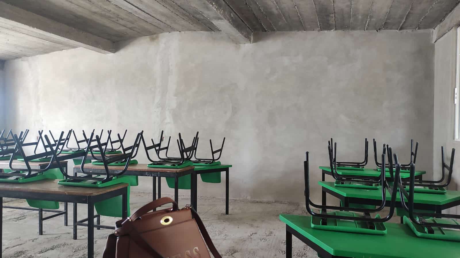 Aula con mesas y sillas