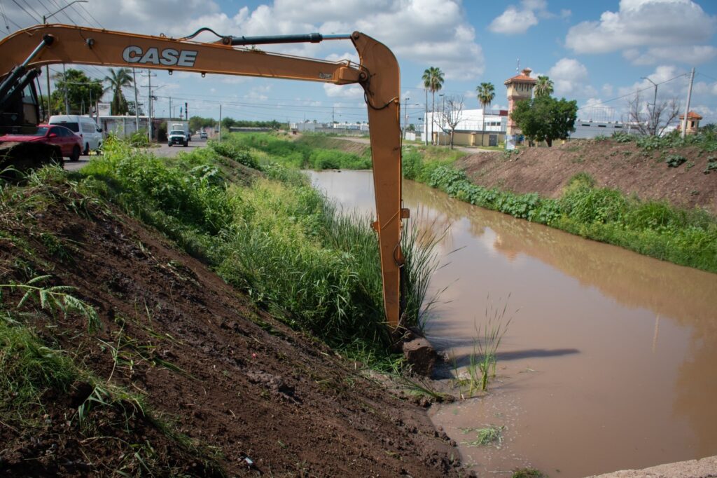 Secretaría de Obras y Servicios Públicos, continua con limpieza de canales y arroyos en Culiacán.