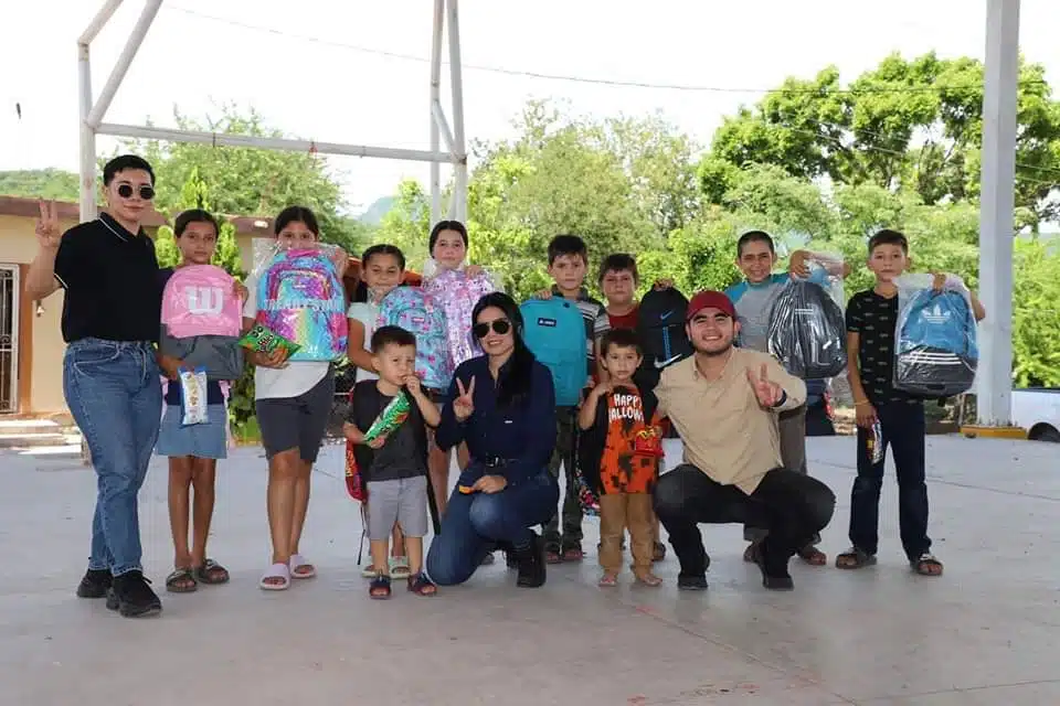 Alcaldesa de Elota, personal de IMJU y del ayuntamiento acompañados de niños que recibieron mochilas.